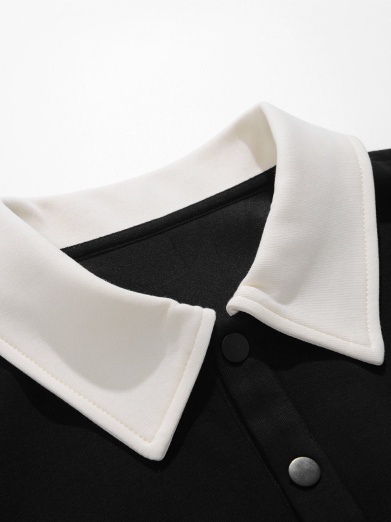 Moletom Polo Patchwork com Blocos de Cor e Caimento Relaxado